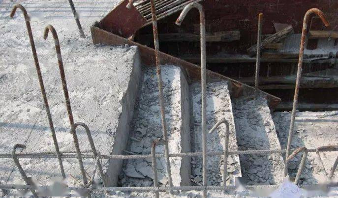 楼梯踏步砼振捣不密实,存在较大的孔洞,露筋③ 踏步歪曲,变形,大小