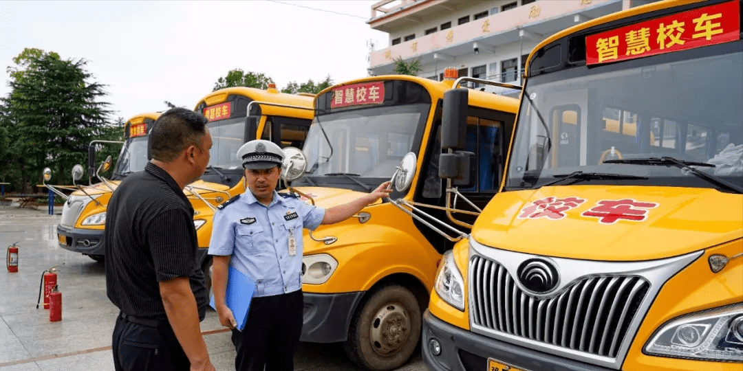 唐河县公安局交通警察大队民警主动发力,深入辖区学校,对所有校车逐车