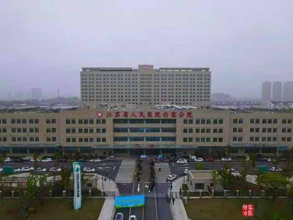 集中接种点现场负责人刘浩介绍,市人民医院新址一楼大厅是我市临时