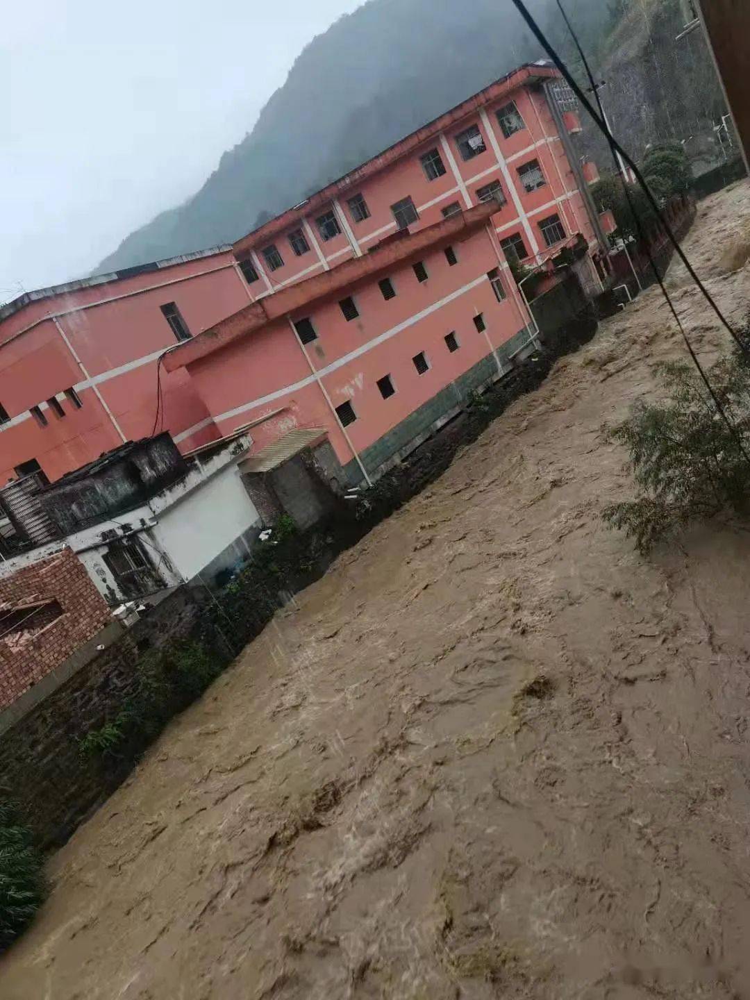 强降雨来袭!安康紫阳县发生多处山体滑坡,多条道路中断
