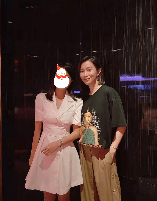 脖子|佘诗曼跟素人合影，46岁还这么年轻漂亮，连脖子上颈纹都不明显！