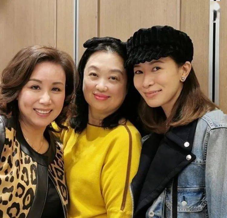 脖子|佘诗曼跟素人合影，46岁还这么年轻漂亮，连脖子上颈纹都不明显！