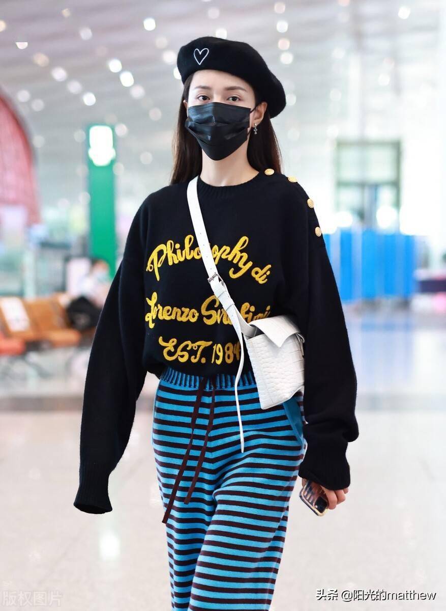 沈梦辰头戴黑帽口罩遮面低调现身,身着黑色卫衣穿长裤时髦休闲
