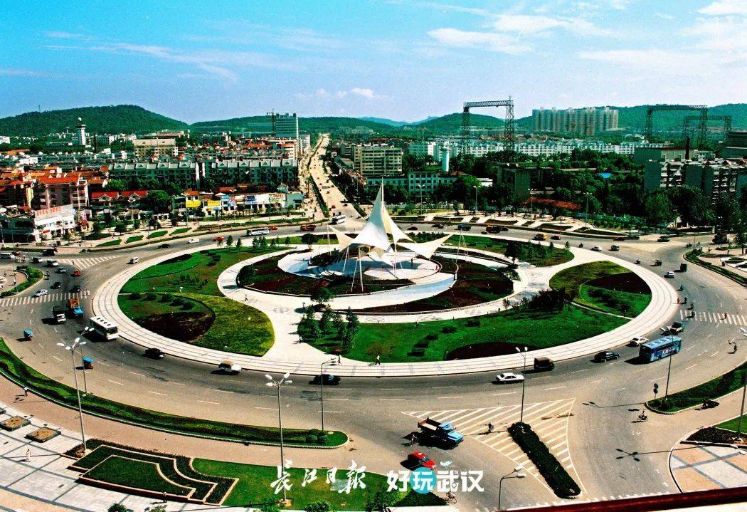 20年前的光谷广场现在的光谷广场more15《大美武汉,我可爱的家乡》(组