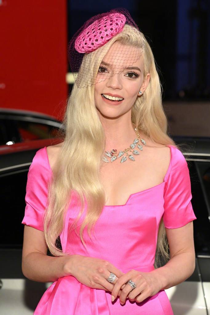 电影节|《Soho区惊魂夜》威尼斯电影节首映,红毯乱入一位“芭比娃娃”