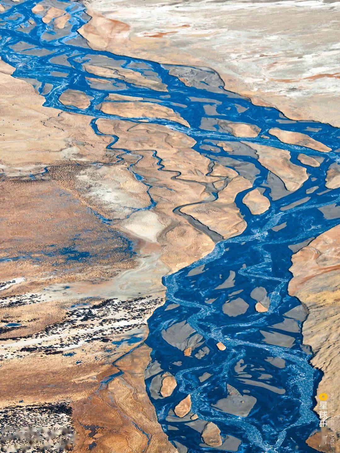 ▼(西藏象泉河,此类像发辫的河道被称作辫状河,摄影师@向文军)像极了