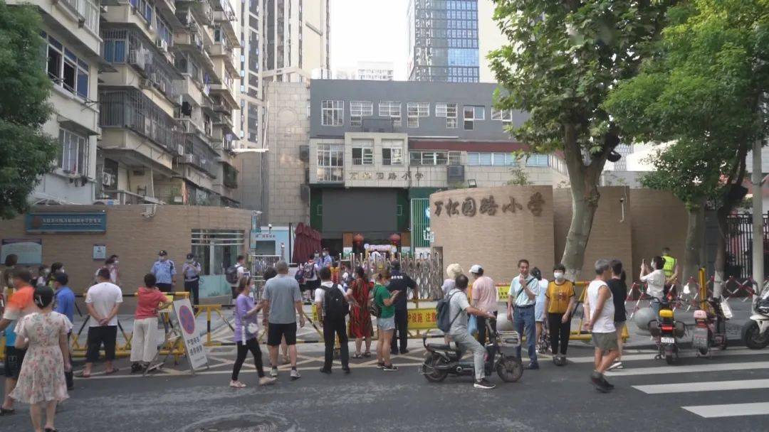 工地噪音等方面的清理整治力度重点加强校园周边出店占道经营我市城管