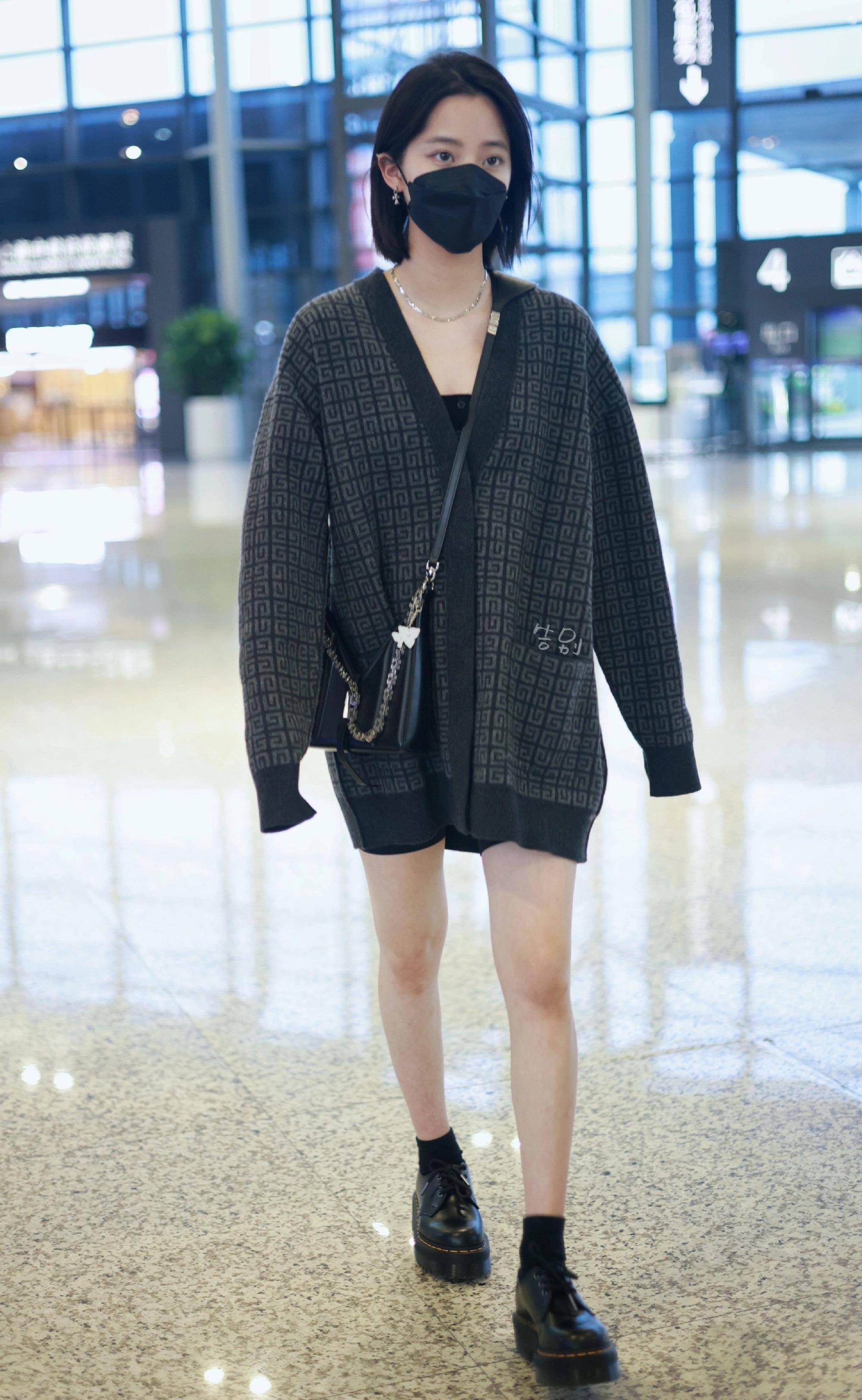 欧阳娜娜机场大咖秀,毛衣开衫搭配紧身短裤,齐眉短发很养眼_时尚