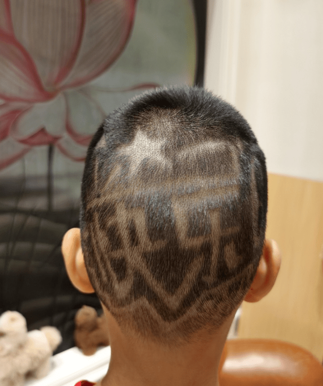 赵文卓晒儿子开学新发型,后脑勺剃哥哥字样和logo,堪称最强应援