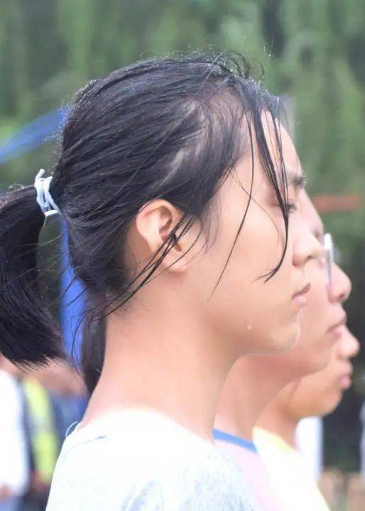 莘县一中风雨中坚持磨练中成长雨中军训