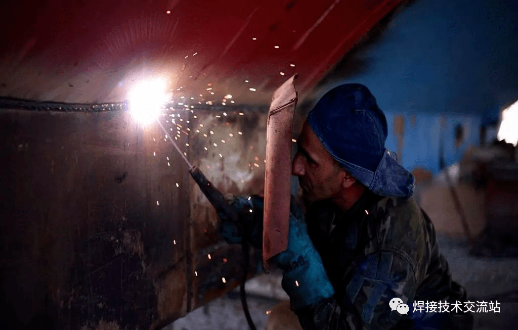 当管道环焊缝在平焊,仰焊位置及根焊打磨较薄处进行热焊时,发现熔池