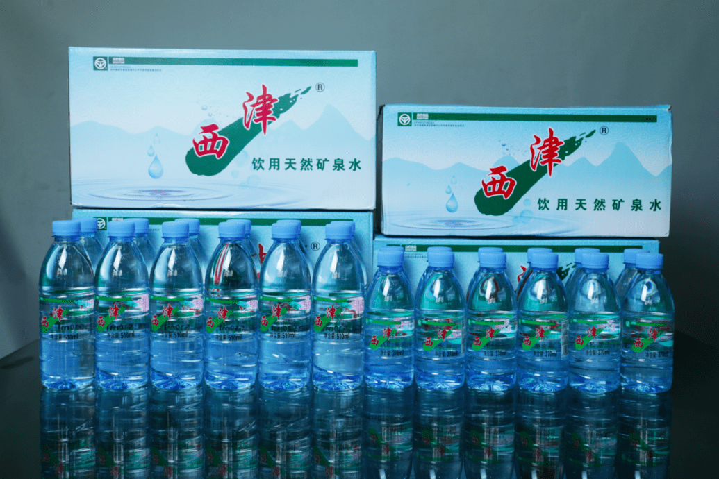 悠悠矿泉水经深循环从花岗岩大断裂带中涌出,清澈透明,口感甜润舒适