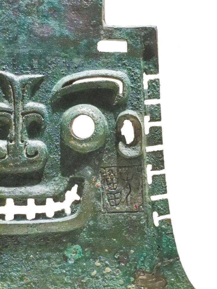 最早的钺是石制的,最高档的石头便是玉,甘肃省博物馆收藏的一件青玉钺