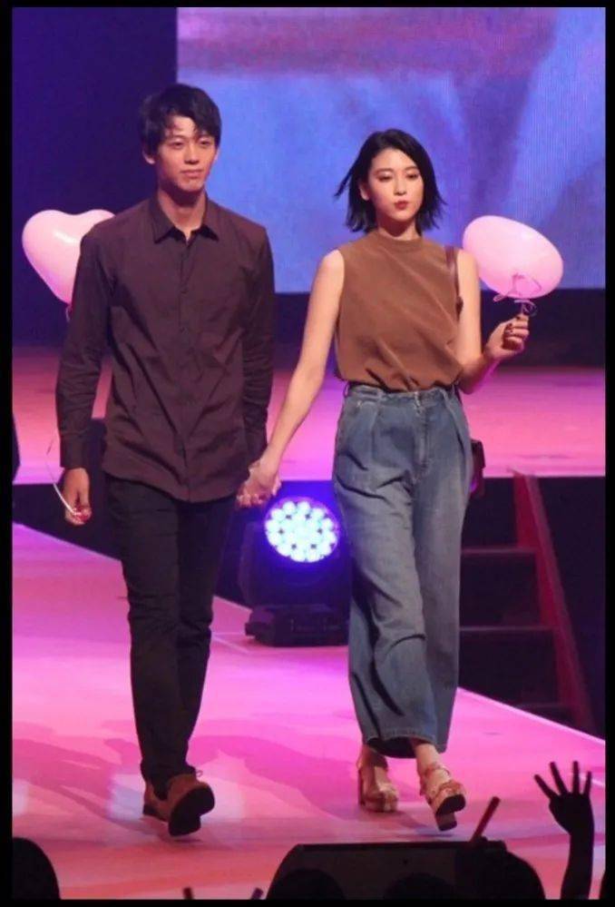 竹内凉真去年5月被爆与三吉彩花热恋,个人生活也过得十分充实.