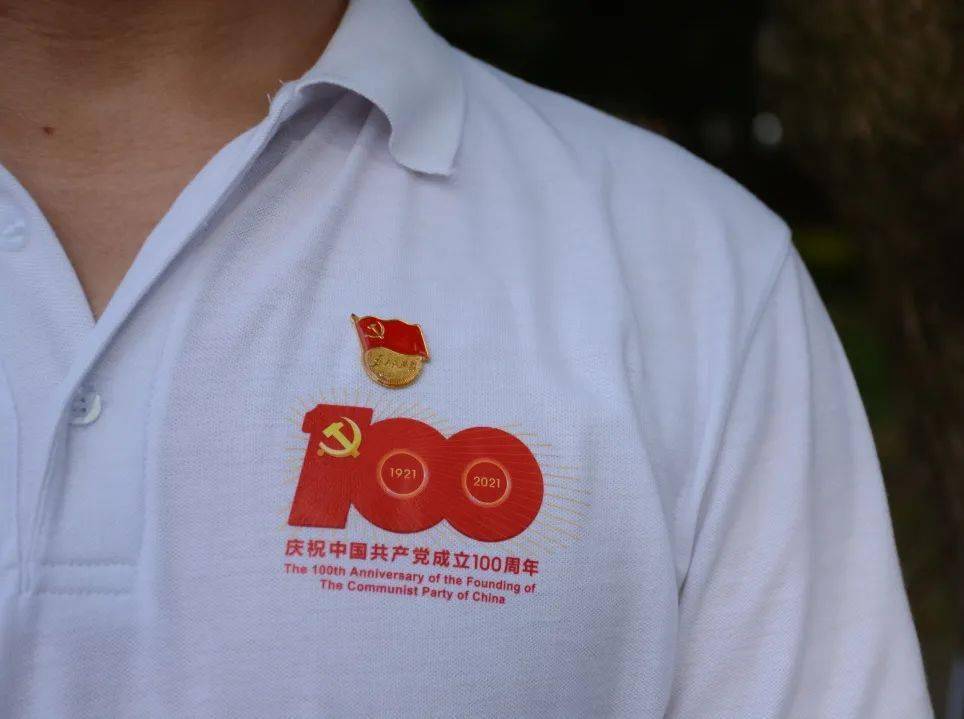 党徽在阳光的照射下显得熠熠生辉中南大爱心车队和值班的师兄师姐们