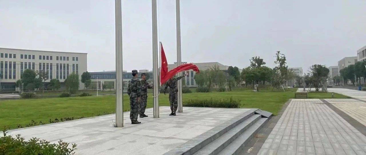 新学期向国旗敬礼!_升旗台