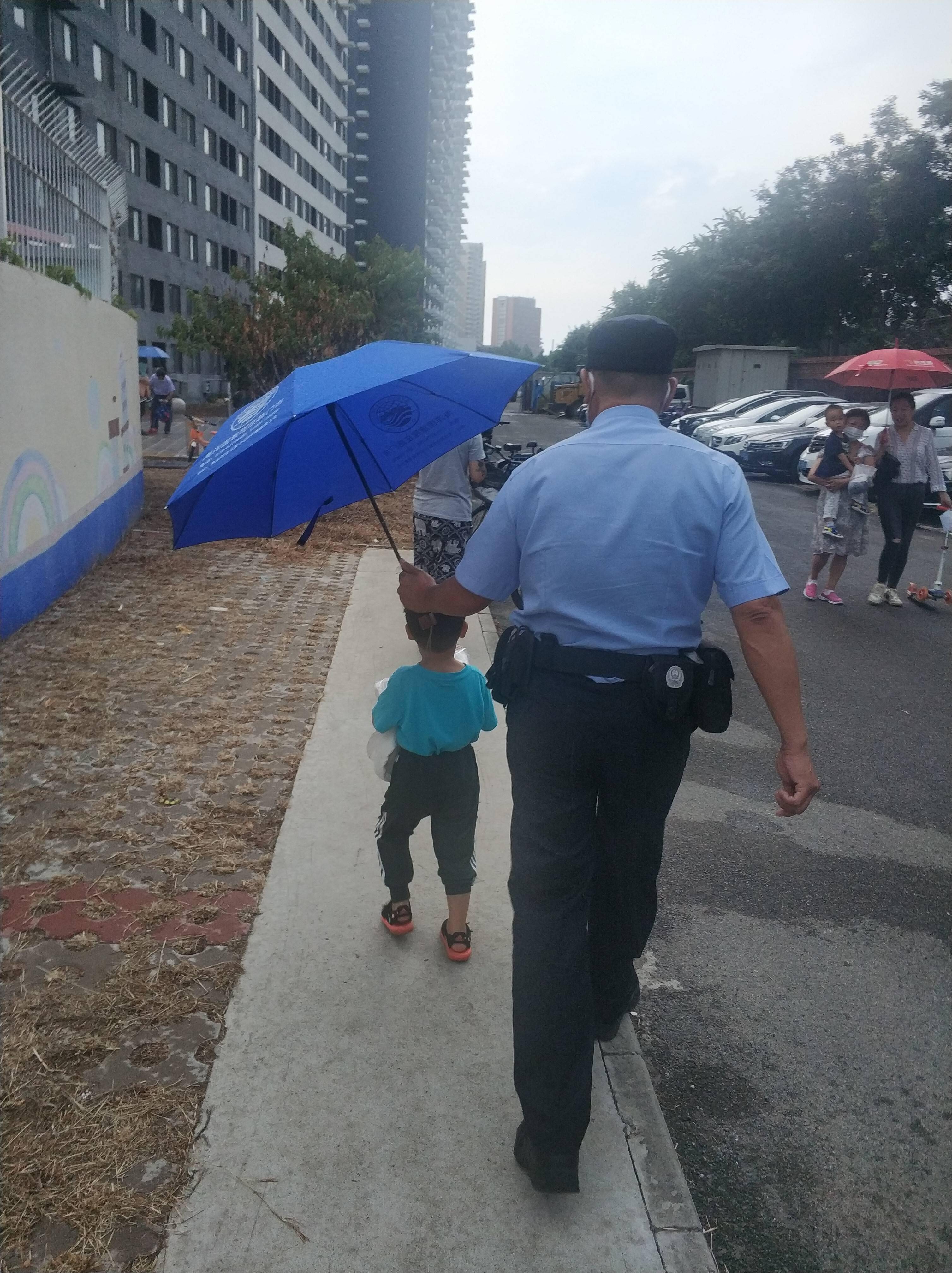 小孩|民警执勤发现落单幼儿园新生 暖心帮助其找到家人