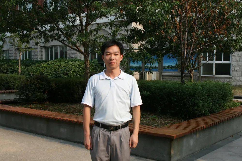 高级教师,苏州市学科带头人,现任南丰小学党支部书记,校长