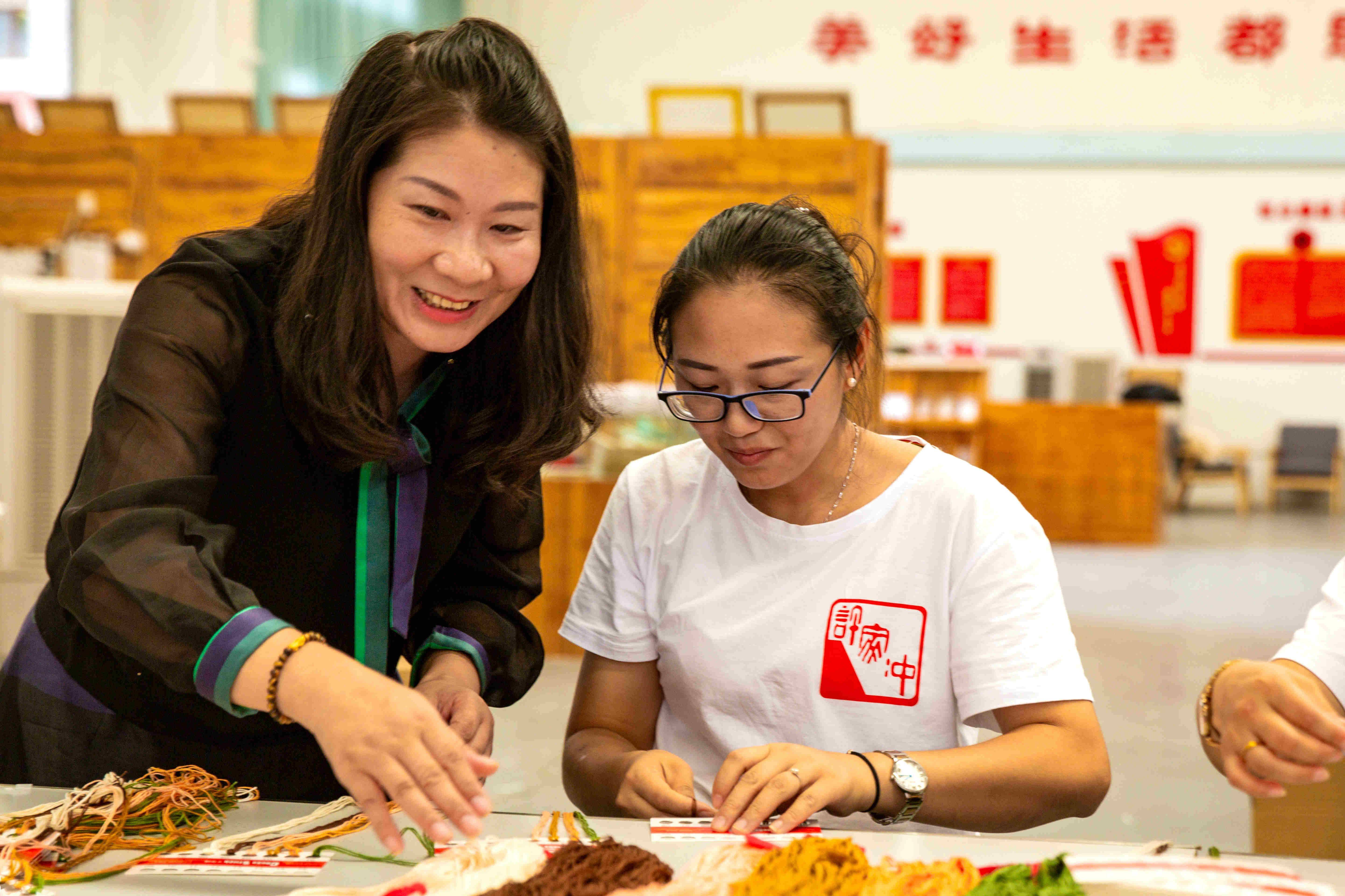 湖北省宜昌市夷陵区许家冲移民新村村民谢蓉的创业路越走越宽,三峡艾