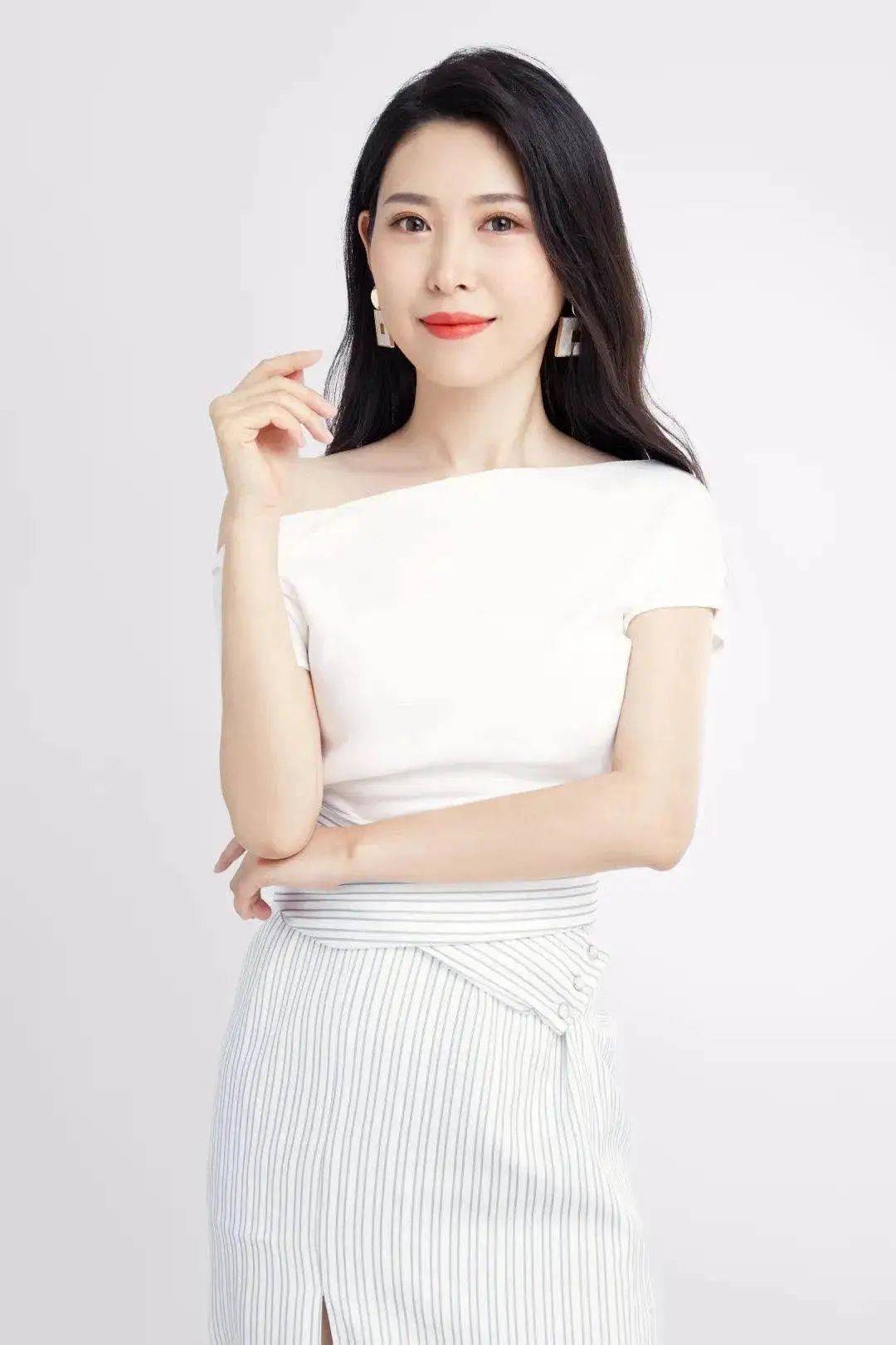 冯琦苑《美食搜通街》主持人《奇丸日记》主持人《禅城新闻》主持人