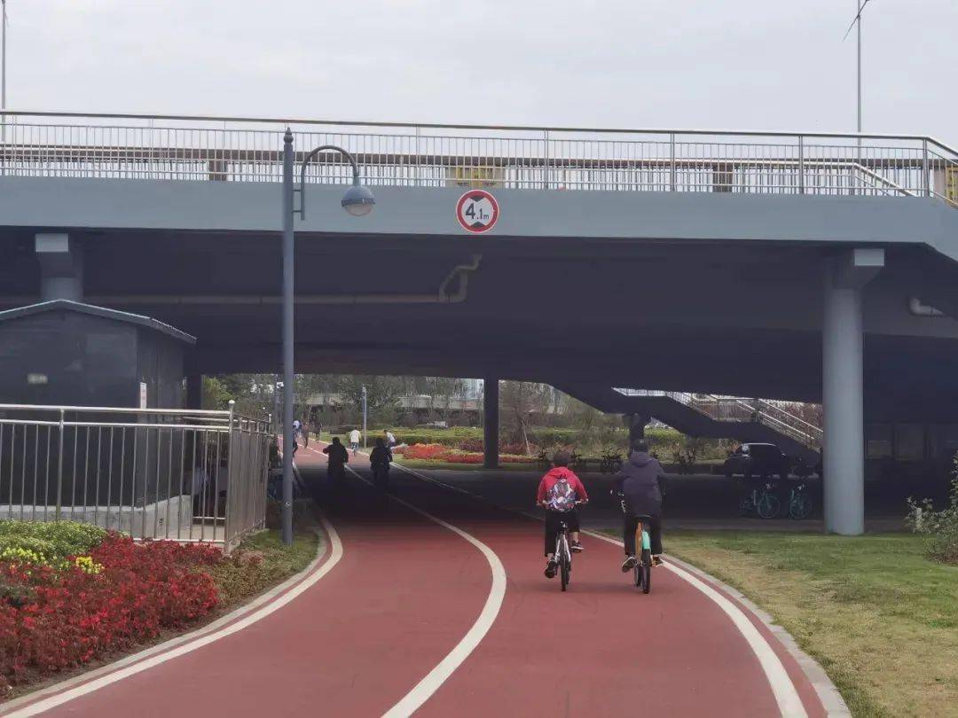 太原滨河自行车道成为竞速场市民骑行时忍不住担心发生碰撞事故
