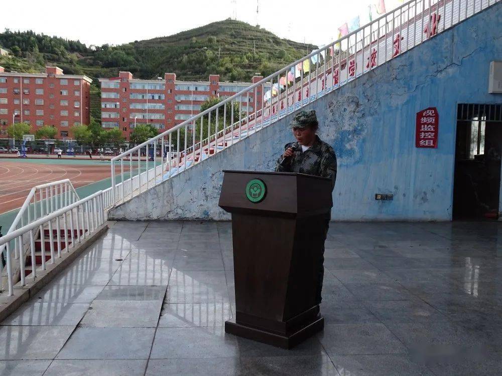 古交一中举行2021级新生军训汇报演出暨闭营仪式