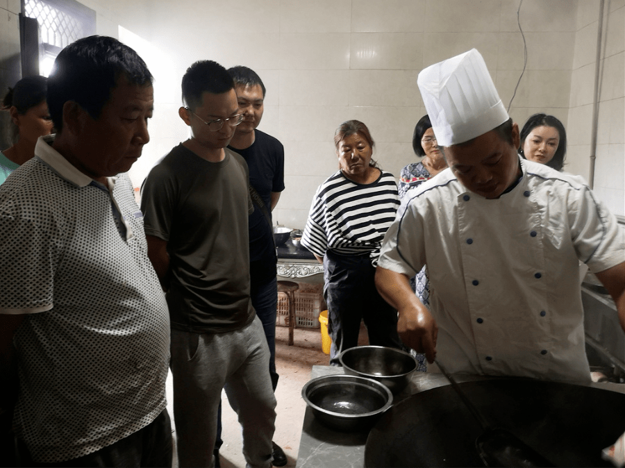 当天上午,在高峰村村民李自茂家的厨房内,锅中热气腾腾,灶台上摆放着