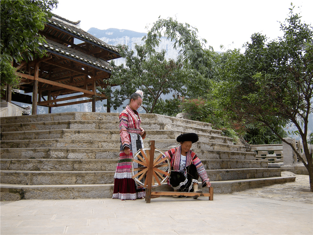 化屋基苗寨:悬崖下隐藏300年的"世外桃源"_传统