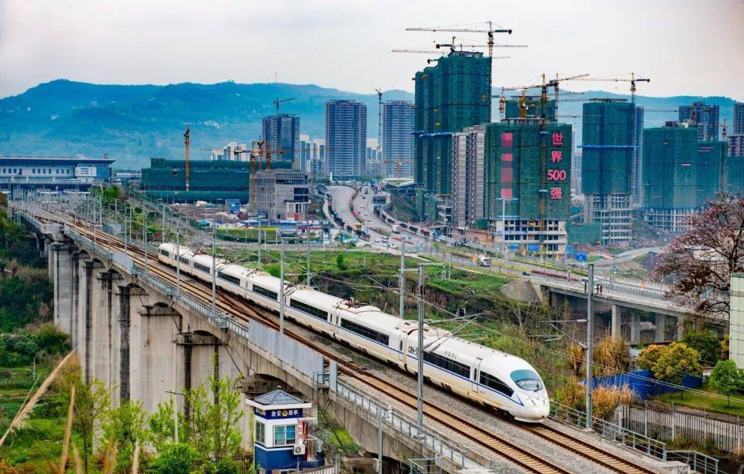 加快建設開州鐵橋至南門至萬州高鐵樞紐至新田港快速路,開州城區至