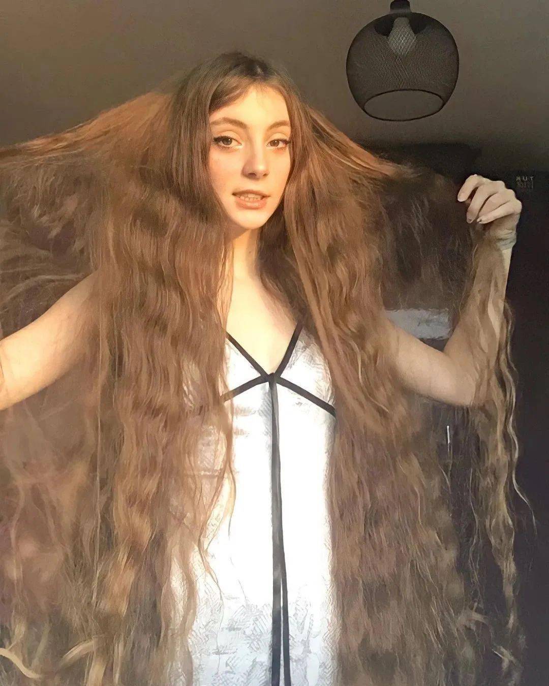 14岁英国美少女因罕见病爆红,不料却给他人提供了财富密码_jess