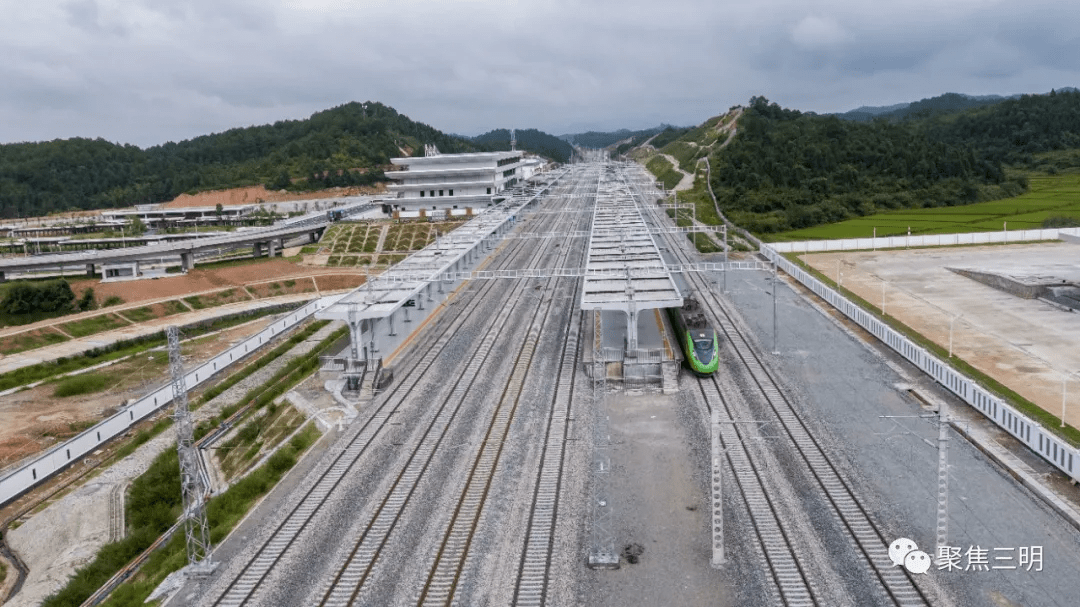 首列复兴号动车组驶入宁化站三明多个县即将步入铁路时代