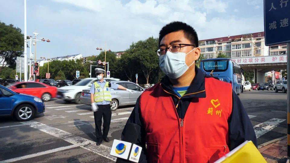 红马甲亮相街头指挥交通
