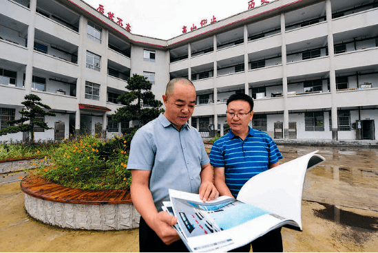 坚守教育30年,他是乡村教育一束光!_杨红光