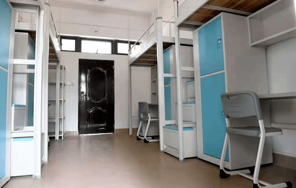 阳江校区的学生宿舍为四人宿舍,上床下桌,空调wifi热水器一应俱全