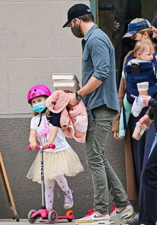 The|这“贱”人,身边美女如云