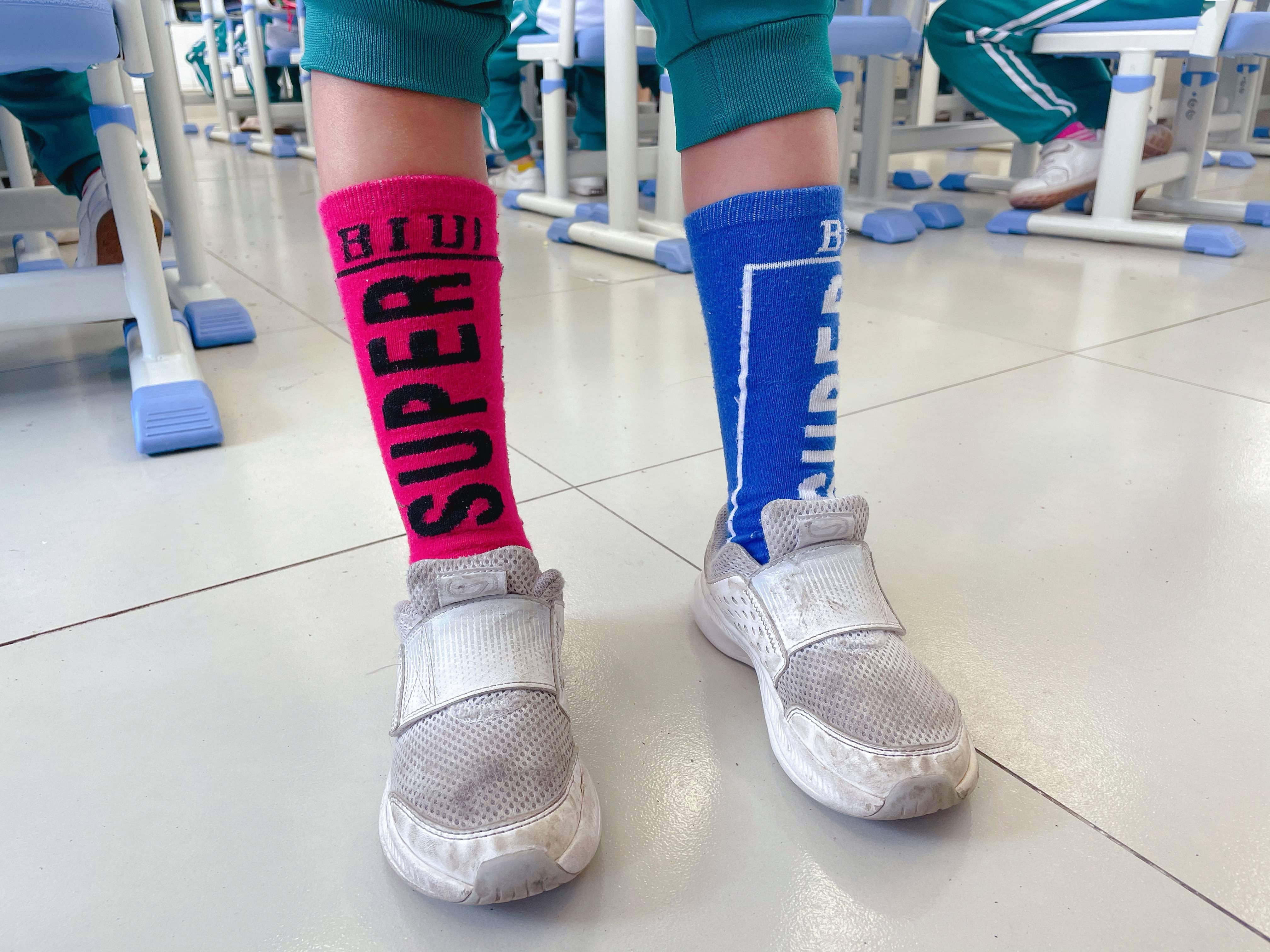 "错袜行动",活动前老师先是问同学们:"如果有人穿了不同的袜子来上学