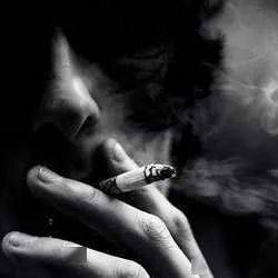 点燃一支烟,在指缝之间燃烧.