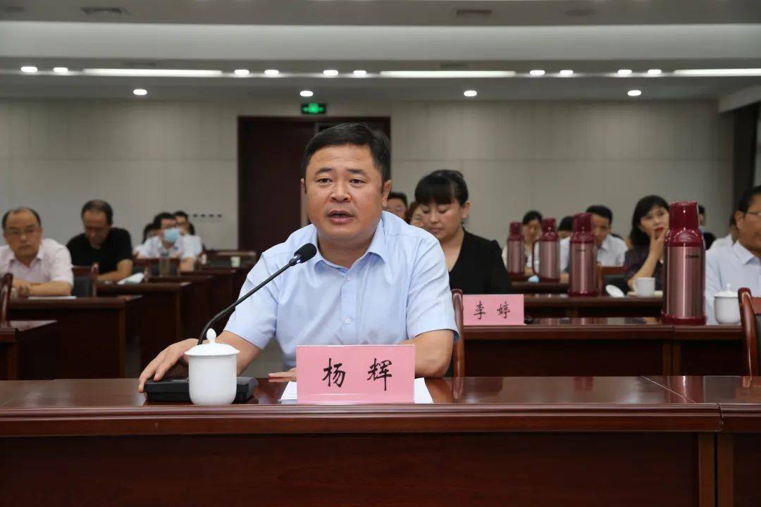 座谈会上,区委副书记曹宝利同志代表区委,区人大,区政府,区政协向辛勤