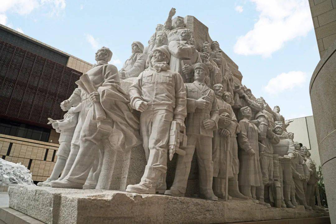 新华社专访|曾成钢:用《伟业》讲述"伟业"_雕塑