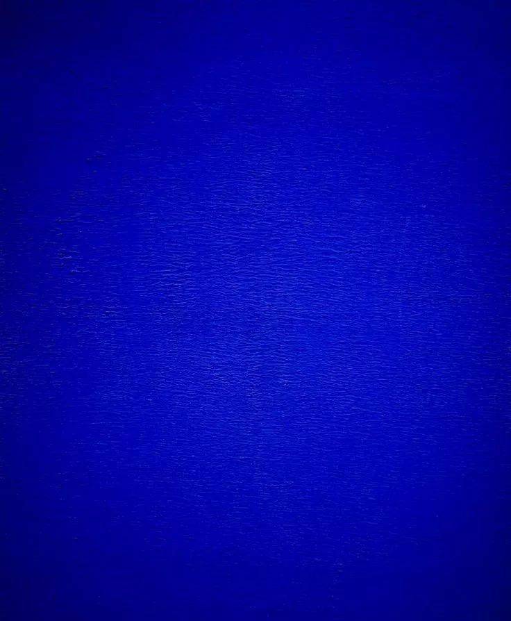 他曾在米兰画展上展出了八幅同样大小,涂满近似群青色颜料的画板——"