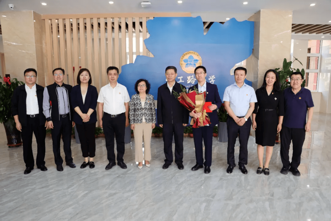 太原杏花岭区四大班子领导开展2021年教师节慰问活动