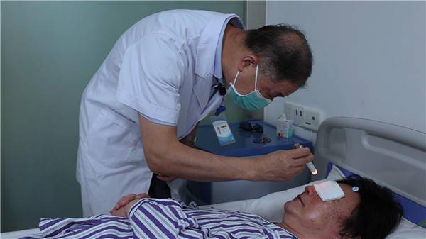 手术|河南资深眼科专家陈刚的光明新使命：培养更多眼科人才