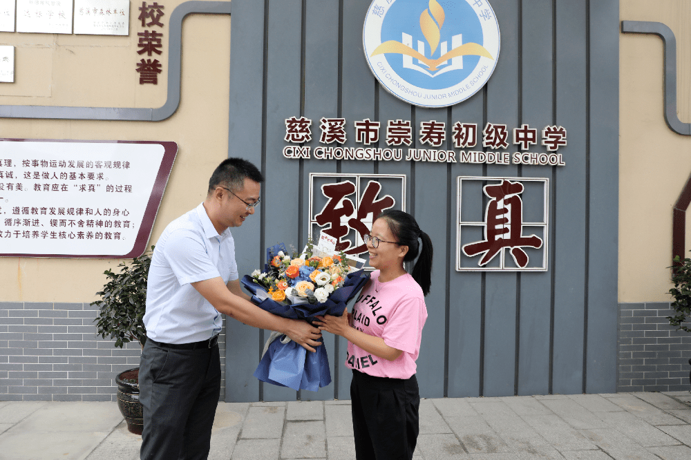 崇寿初级中学▲崇寿镇中心小学镇党委副书记,镇长陆劲松,副镇长陈友