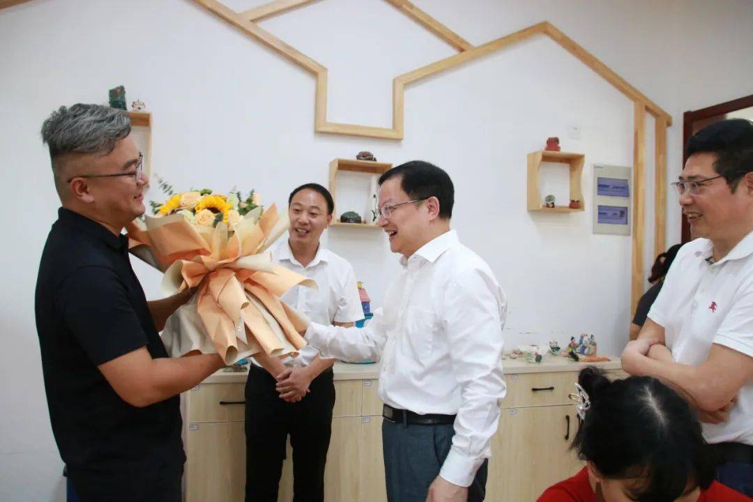 暖心慰问市委领导刘根宏一行莅临白沙小学慰问教师