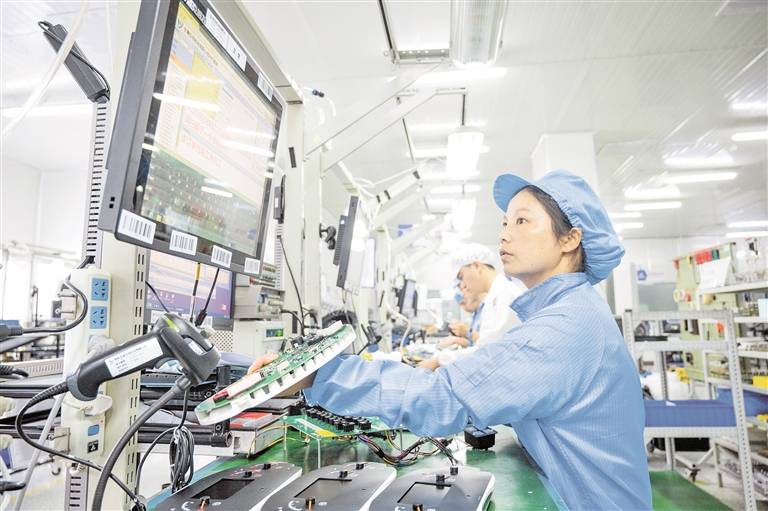 9月8日,贵阳永青仪电科技有限公司仪表车间内,工人正在生产线上作业.