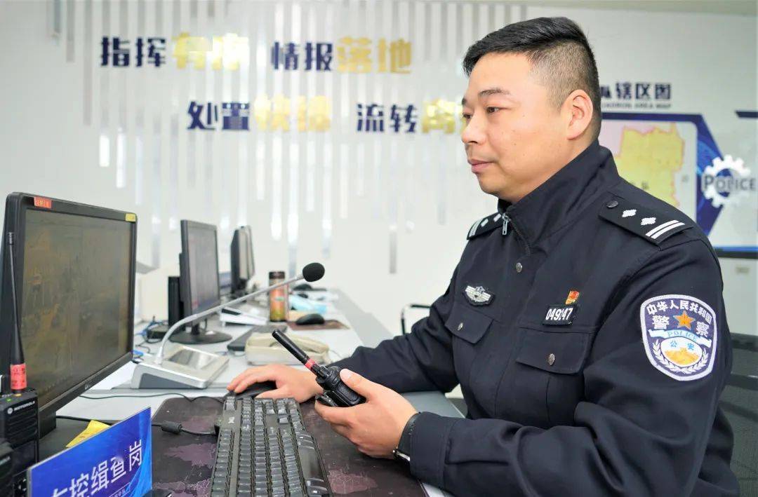 桐乡市公安局交通警察大队乌镇中队中队长张晓杰为智慧警务添翼"指"上
