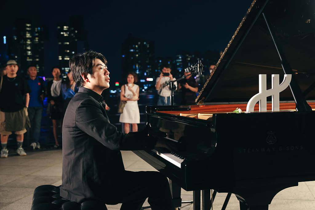 郎朗和老婆穿情侣黑合体秀恩爱 吉娜紧身裙秀身材温柔知性_钢琴