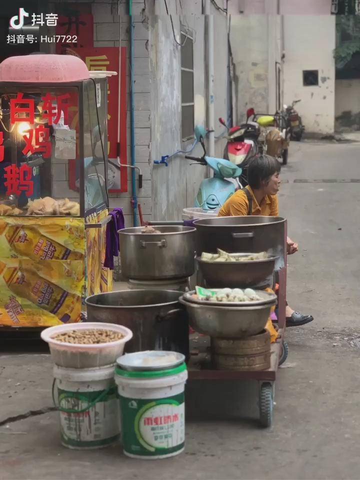 一年到头,奔波劳碌,市井小巷,繁华退却,粗茶淡饭,人间至味是清欢.