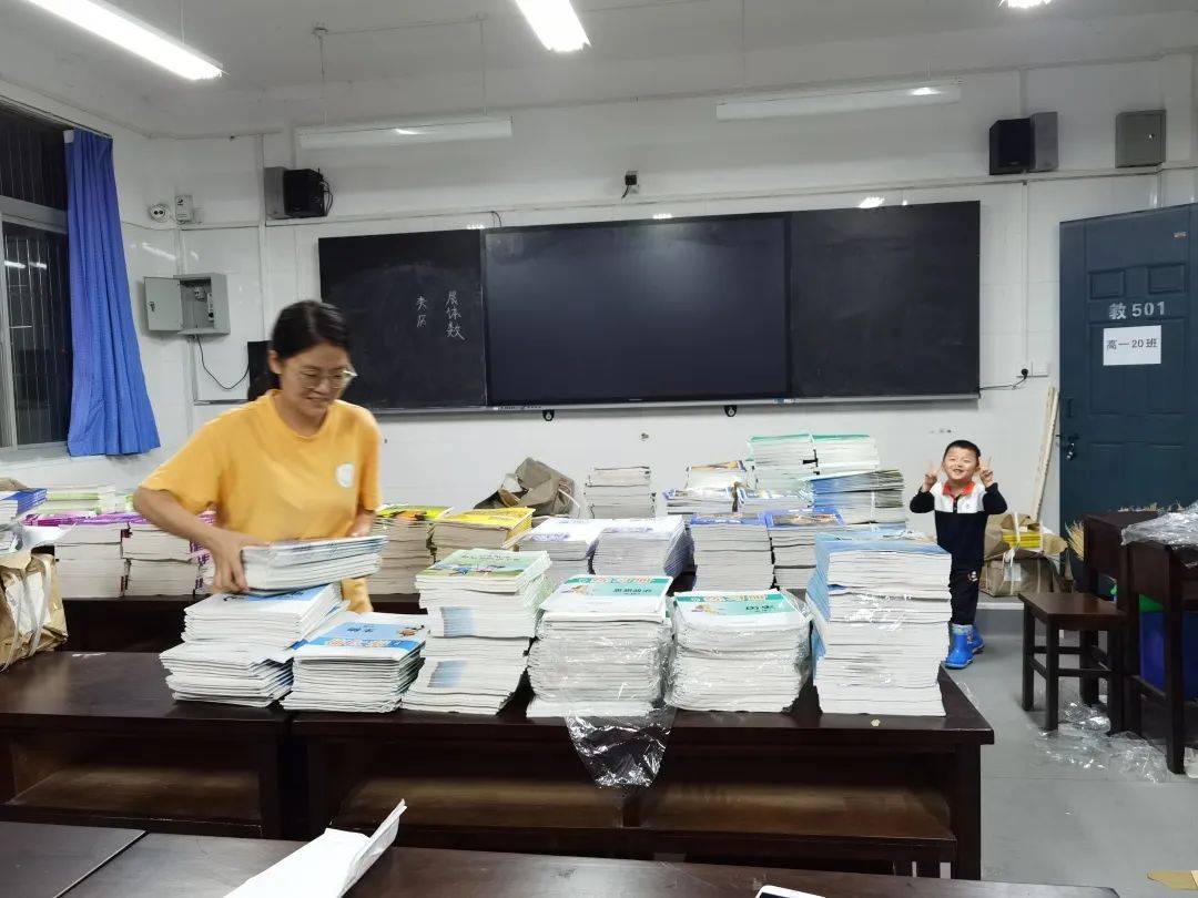 開學遇上大雨天氣,安康中學李萌老師帶著生病的孩子在教室提前整理