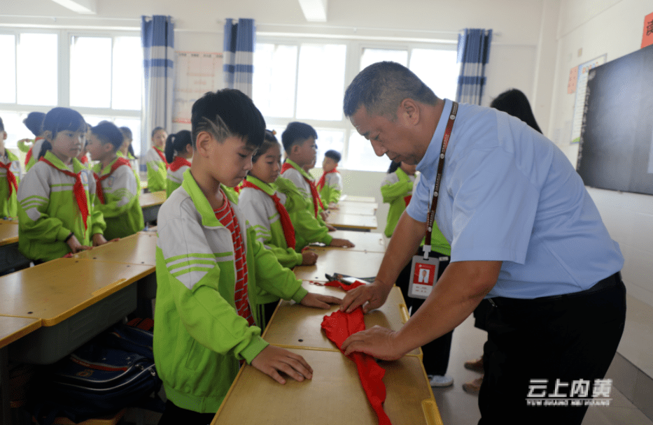 怎么快速戴红领巾 8fedc8f41bb34307a2c0e168e9a0a91e.png